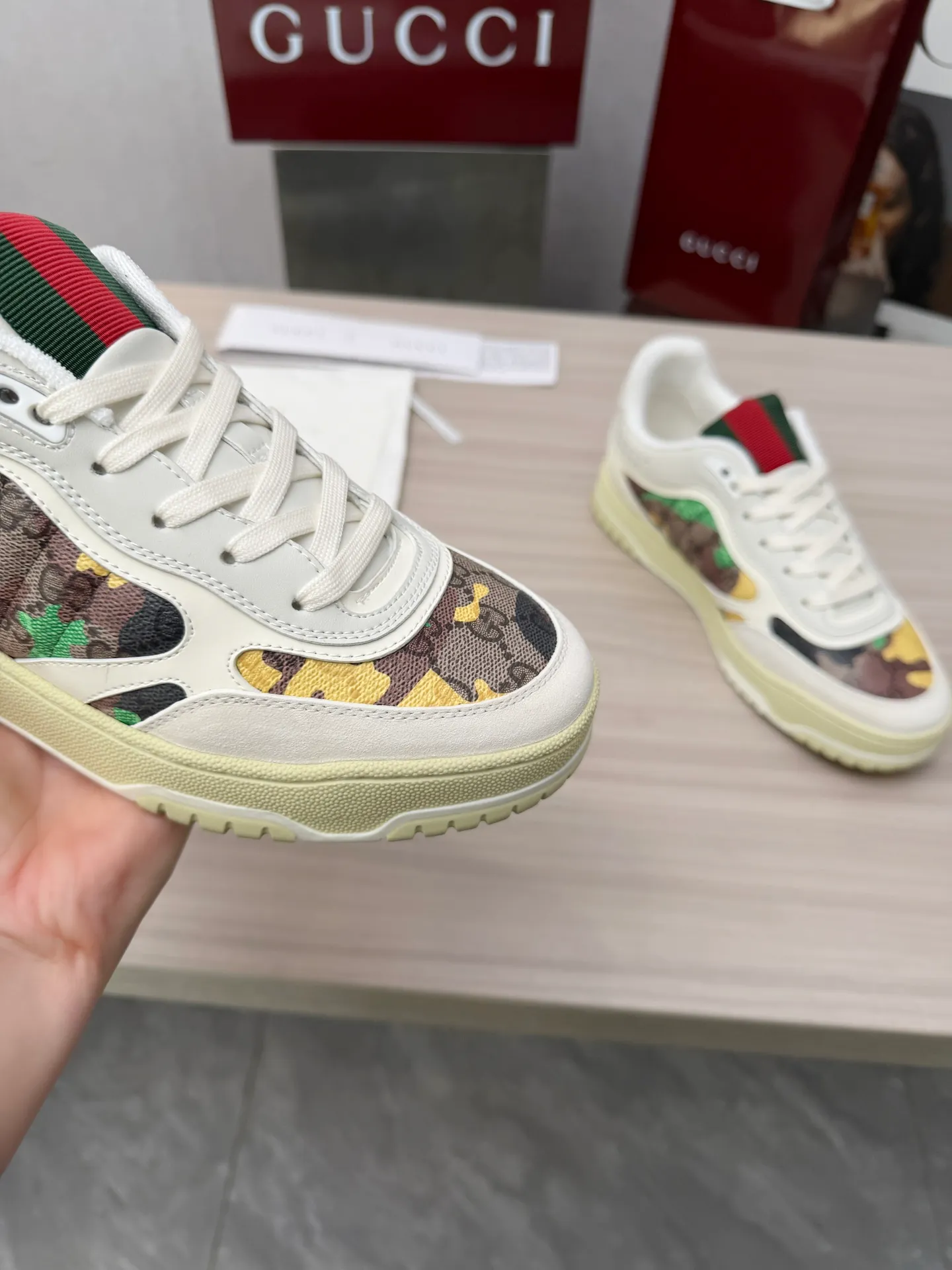 [G Home] P: 600💰 Men's Size: Men's 39-44 (45 custom-made) 🆕2025.GUCC Gucci original order quality The latest popular high and low top distressed couple sneakers series are shipped. Original purchase, development and production. This high and low top sneakers adopt a basketball-style silhouette design, cleverly integrated with hollow panels and distressed effects, showing unique ingenuity. The ingenuity incorporates brand logo details such as interlocking Double G styling accessories and Gucci lettering, a low-key tribute to the brand's design heritage. Exquisite packaging at the delivery counter 🛍📦 ▪️ Fabric: Original customized imported first-layer cowhide ▪️ Inner lining: Imported first-layer cowhide ▪️ Sole: Original molded two-color TPU sole ▪️ Sole thickness: 3cm